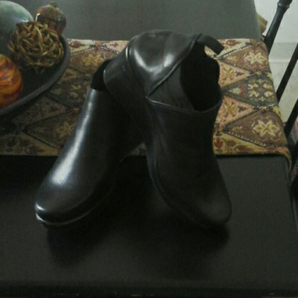 Naot wedges